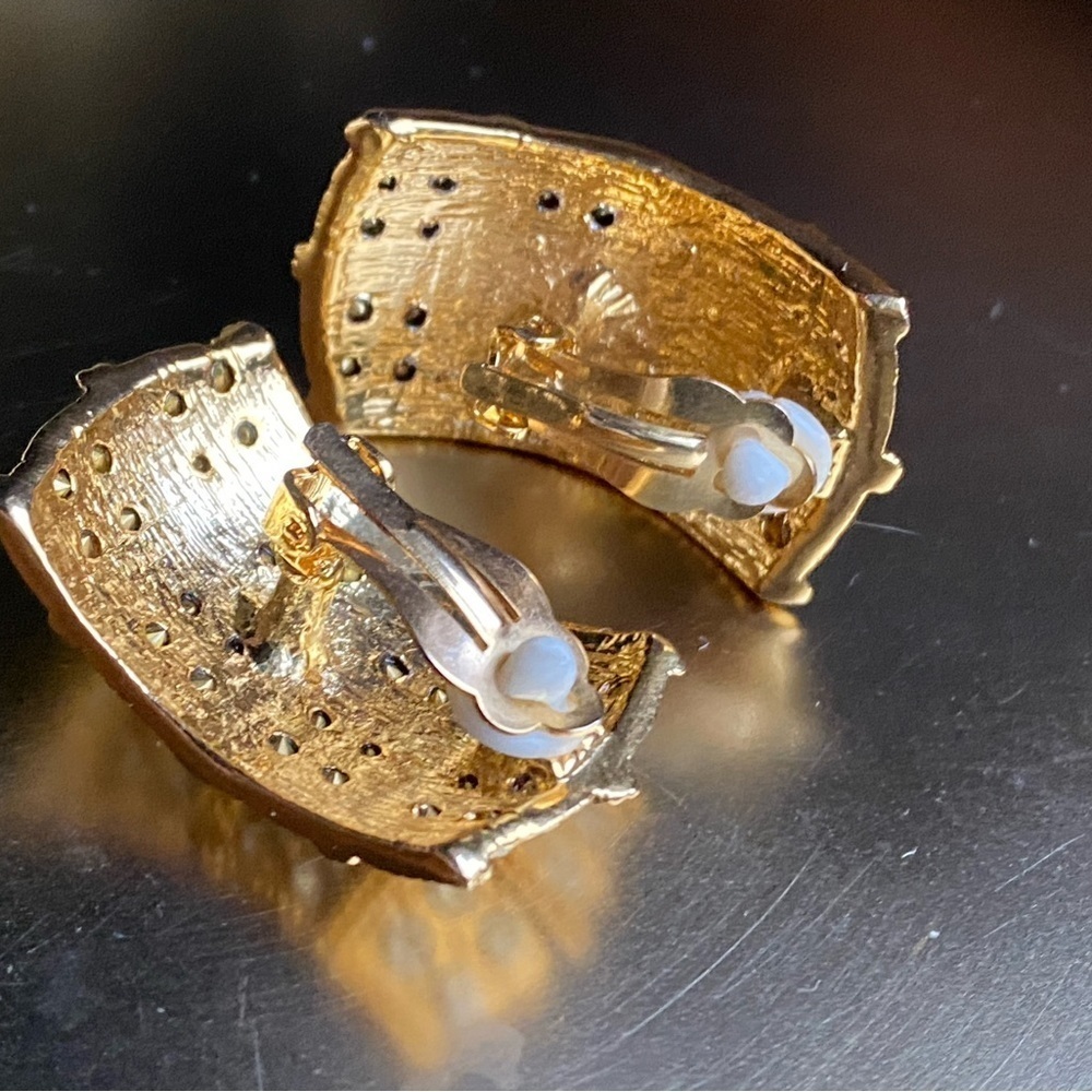 Vintage gold tone clip on earrings - Picture 2 of 7